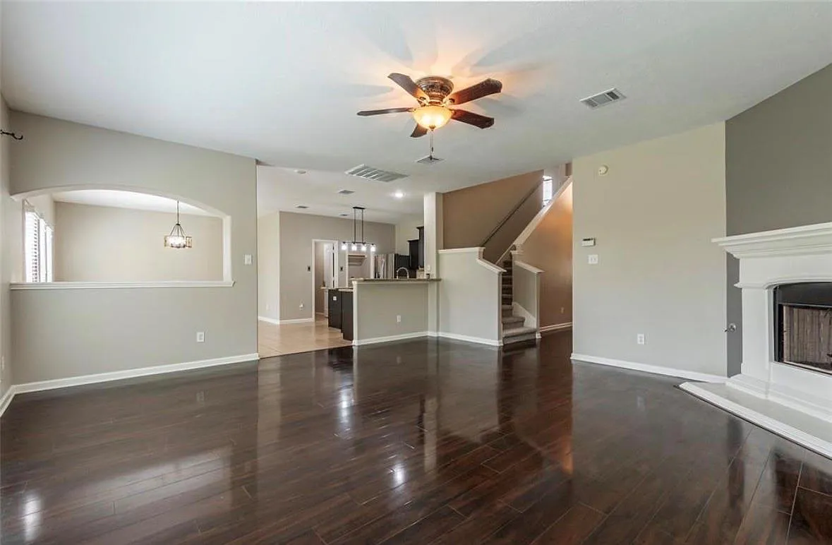 4 bed, 2.5 bath, 2364 sqft, $3,000 — Photo 2