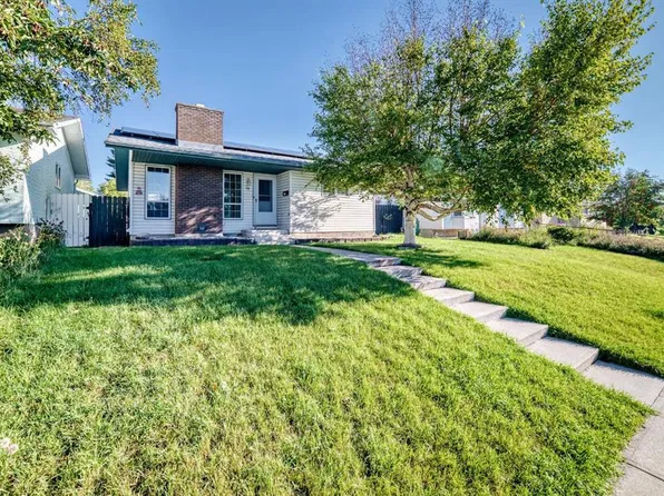 16 S Dovely Way SE, Calgary, AB T2B 2K8