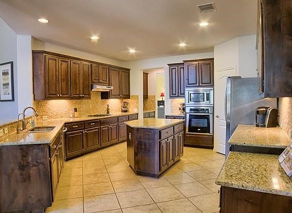 Large and gorgeous kitchen! Great for entertaining!