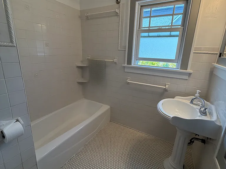 516 Washington St S — Photo 10