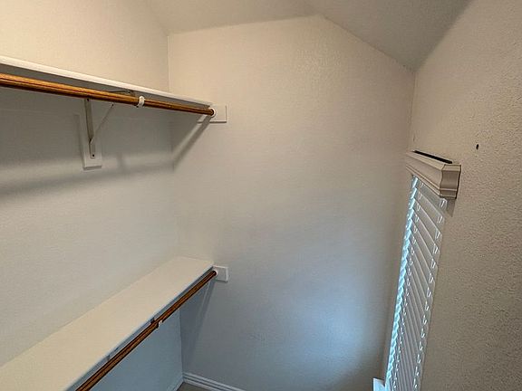 5th image of 1104 Canterbury Ln