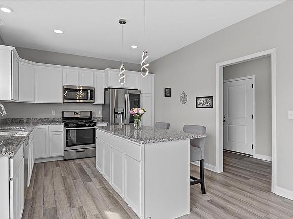 5th image of 203 Linden LANE