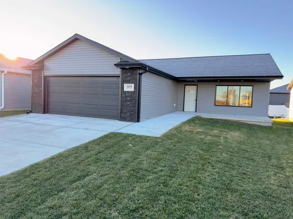 2209 E 38th St, Kearney, NE 68847