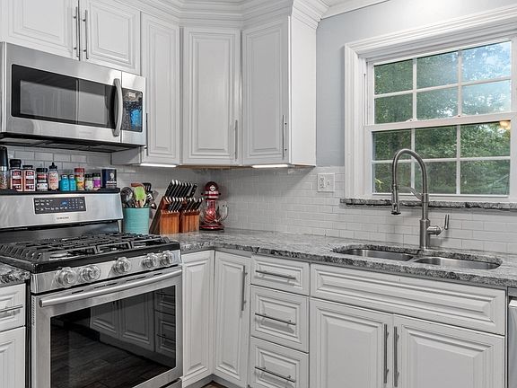5th image of 456 Summer St