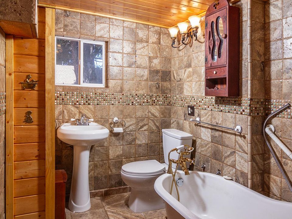 CLAW TUB BATHROOM OFF THE LIVING ROOM