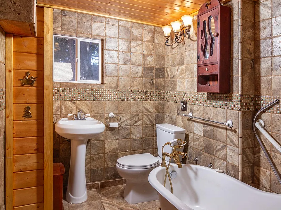 CLAW TUB BATHROOM OFF THE LIVING ROOM