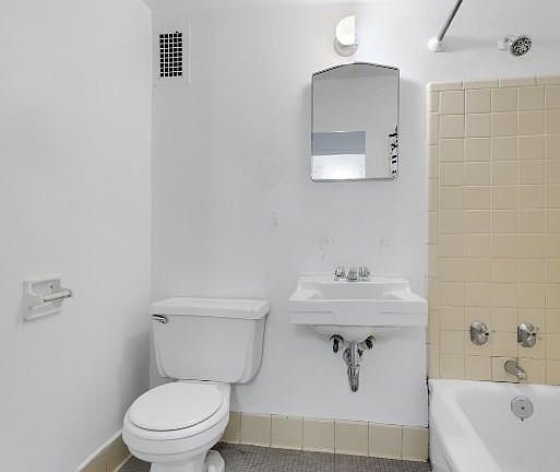 4th image of 70 La Salle St APT 14E