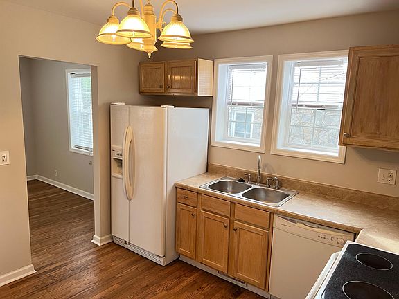 Kitchen (water dispenser and ice maker in refrigerator)