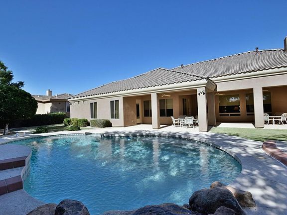 Diving Pool With Fountain