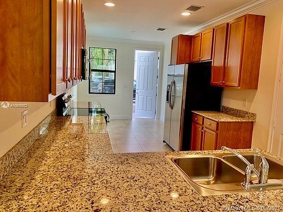 5th image of 2723 NE 14th St #109