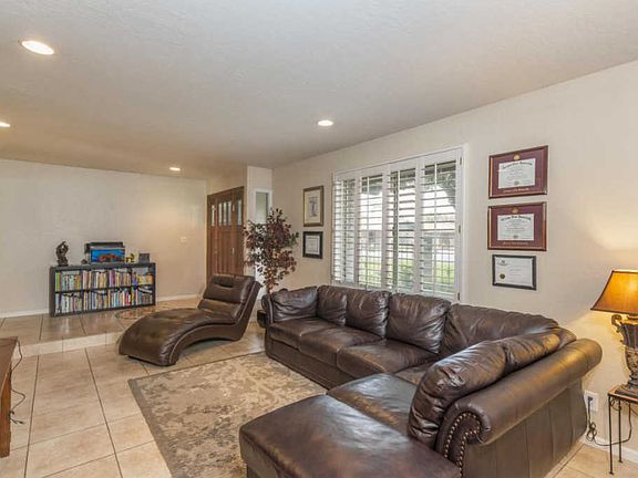 5th image of 1115 Torreon Dr E