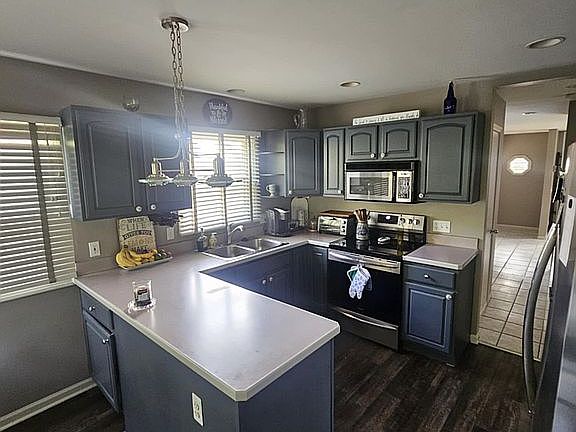 Kitchen-New Stove/Microwave