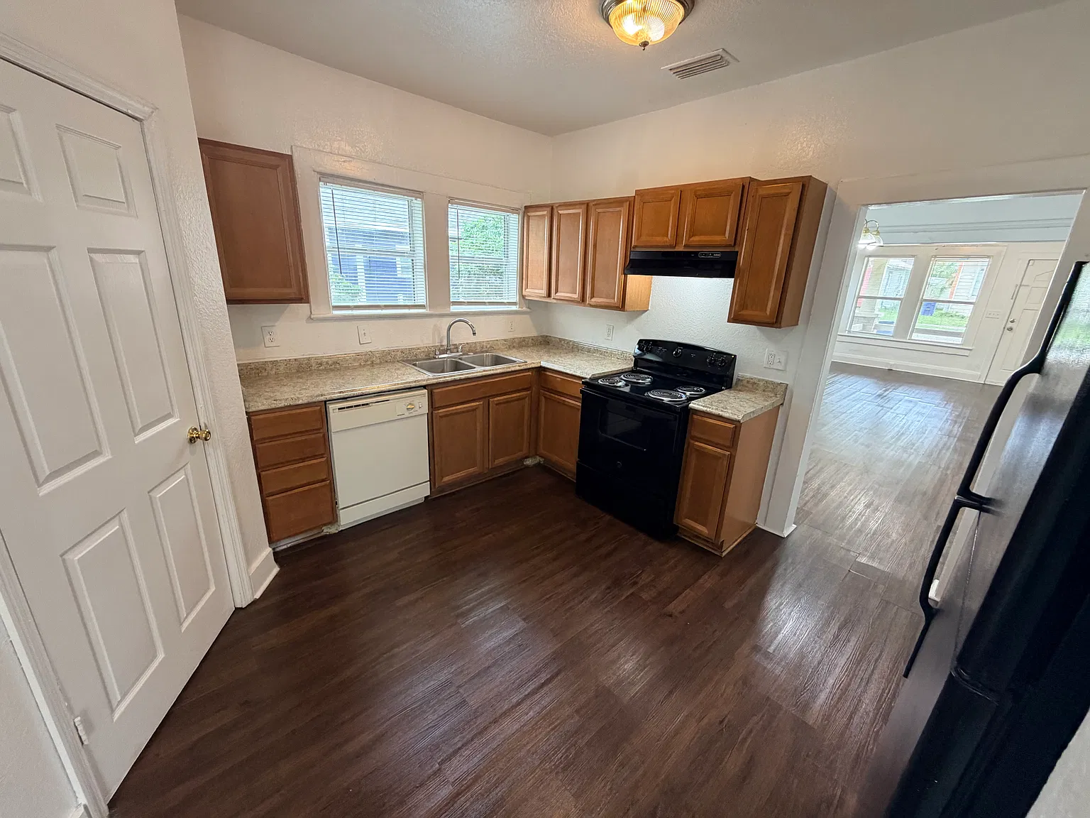 3 bed, 1366 sqft, $2,000 — Photo 2