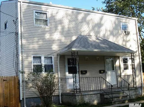 398 Vespucci Ave, Copiague, NY 11726