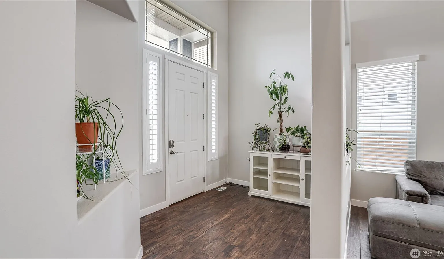 4 bed, 2.5 bath, 2729 sqft, $3,995 — Photo 3