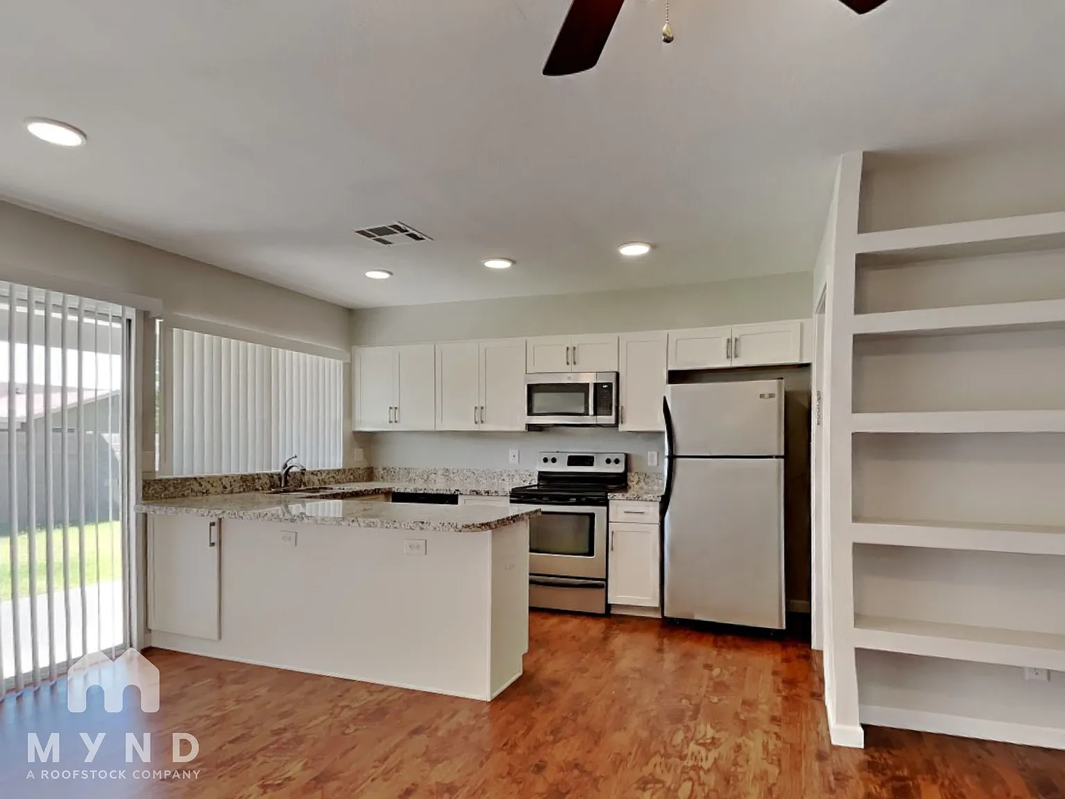 3 bed, 2.0 bath, 1417 sqft, $2,015 — Photo 2