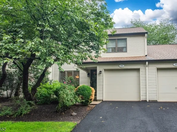 13 Stonegate Dr, Roseland Boro, NJ 07068