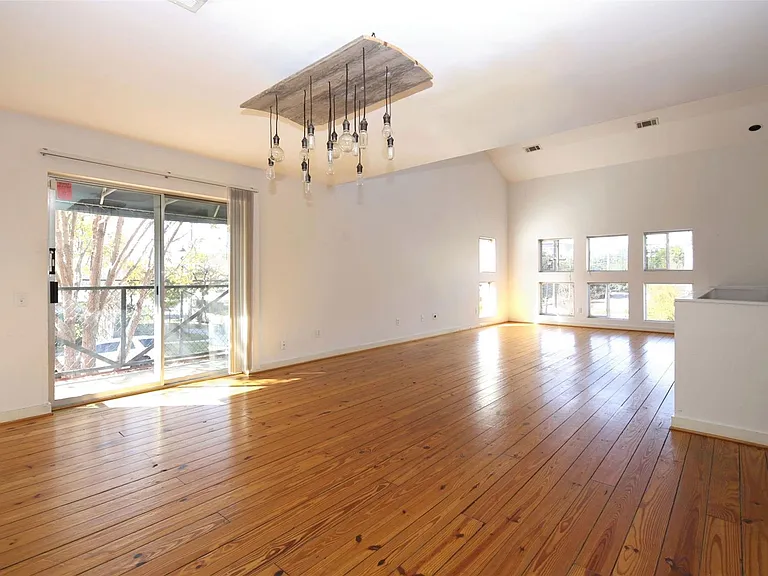 2819 Crawford St — Photo 7