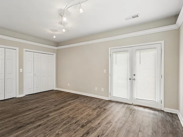 Victorian Village Apartments — Photo 45