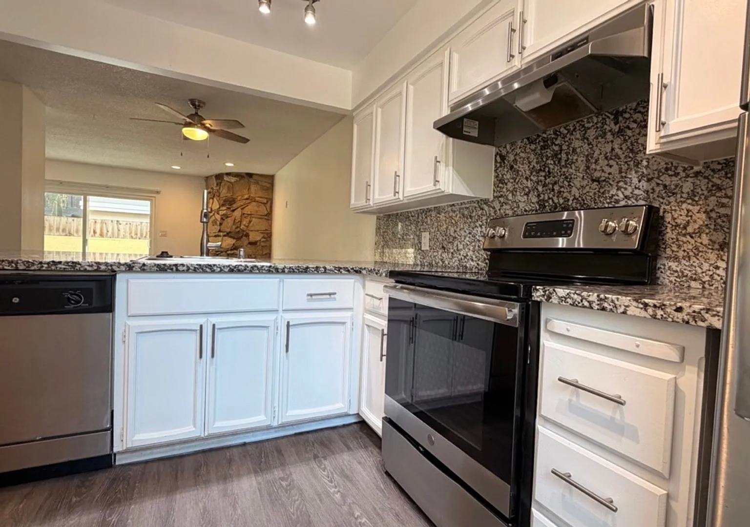 2 Bedroom | 1.5 Bathroom | Carmichael Apartment — Photo 1