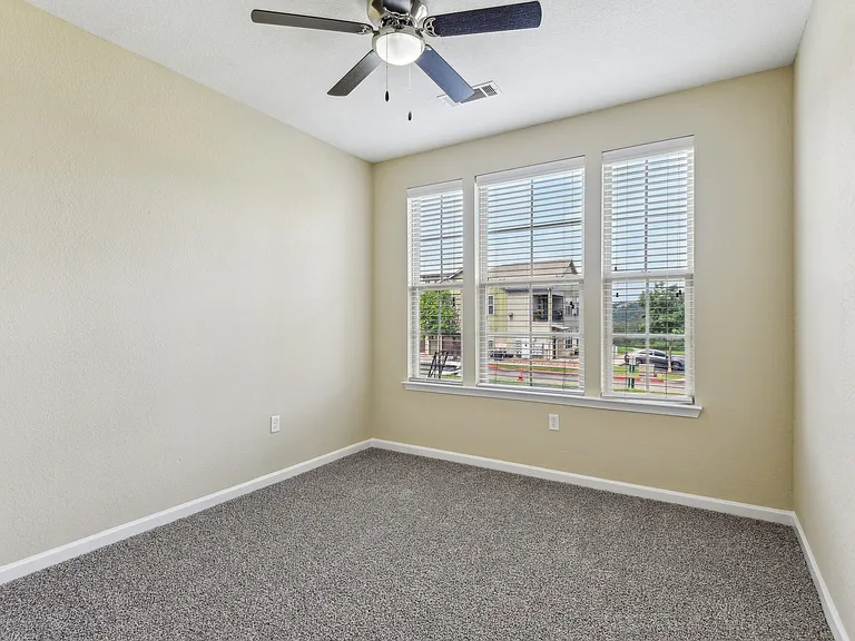 Overlook at Stone Oak Park Apartments — Photo 19