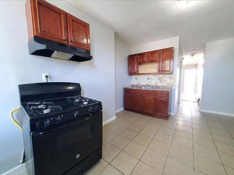 95 16th Ave #3R — Photo 1