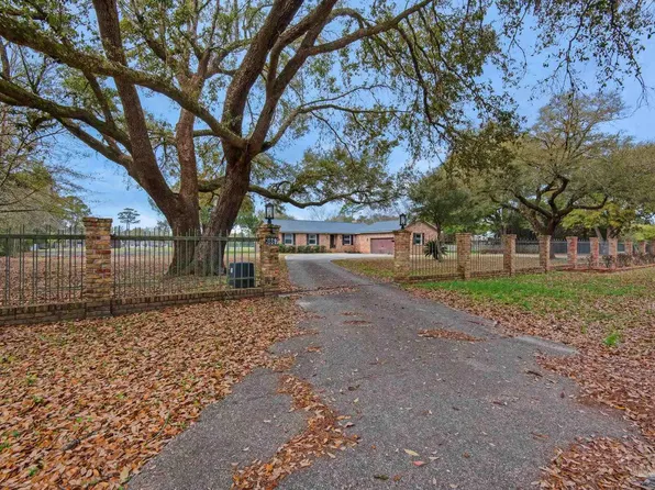 9867 Heather Dr, Cantonment, FL 32533