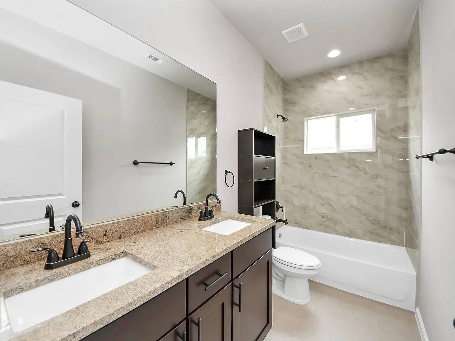4 bed, 2.0 bath, 1881 sqft, $2,200 — Photo 2