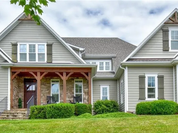 975 Berryhill Ln, Winston Salem, NC 27106