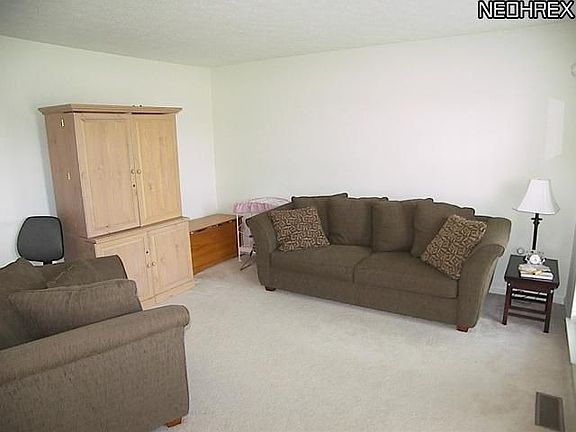 2nd image of 1877 Parker Ln