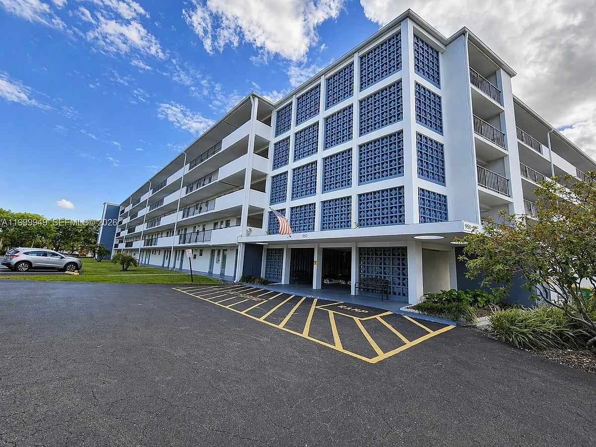 Building Photo - 950 Hillcrest Dr #302