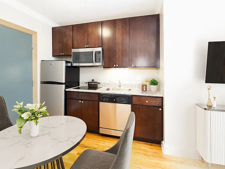 721 W. Belmont — Photo 11
