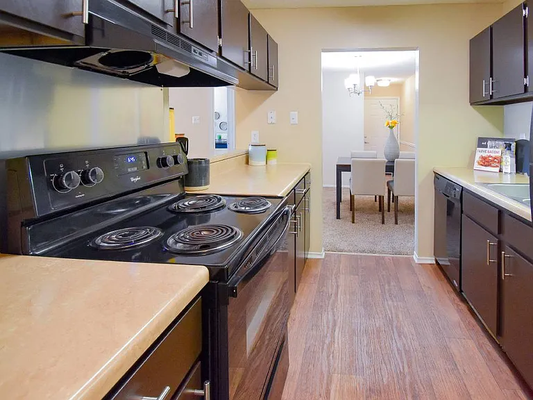 Riverset Apartments — Photo 5