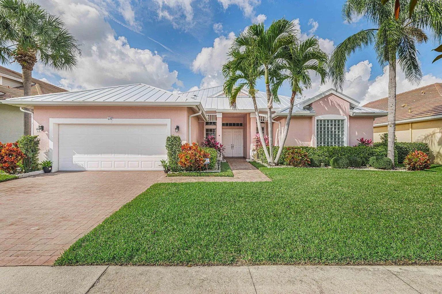 4 bed, 2.0 bath, 2487 sqft, $3,100 — Photo 1