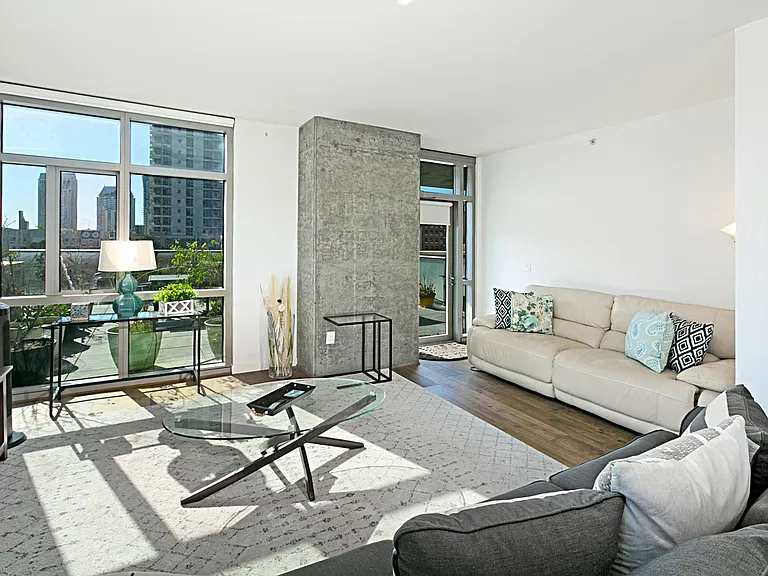 800 The Mark Ln #310 — Photo 2