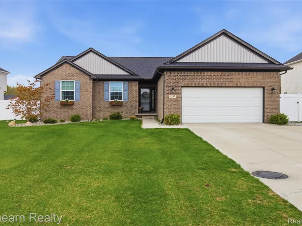 8197 Hidden Cove Ct, Grand Blanc, MI 48439