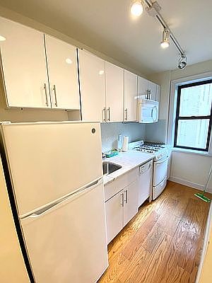 2nd image of 35 W 65th St #5CA