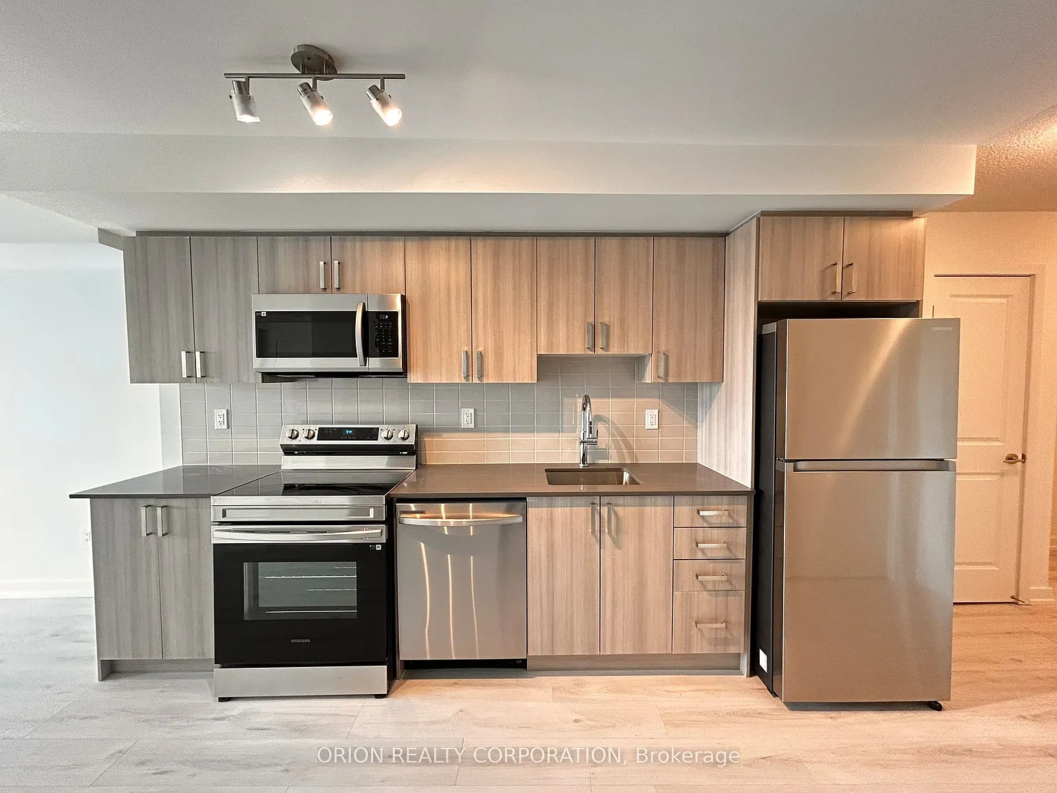 3 bed, $2,975 — Photo 2