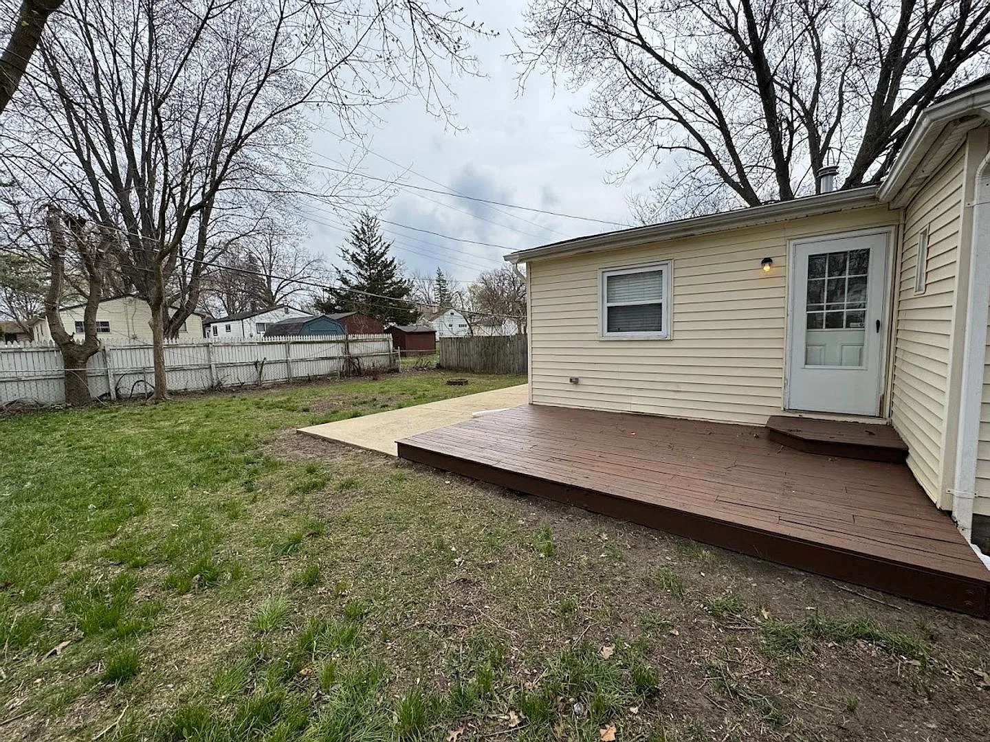 3 bedroom 1 bathroom ranch with fenced backyard — Photo 3