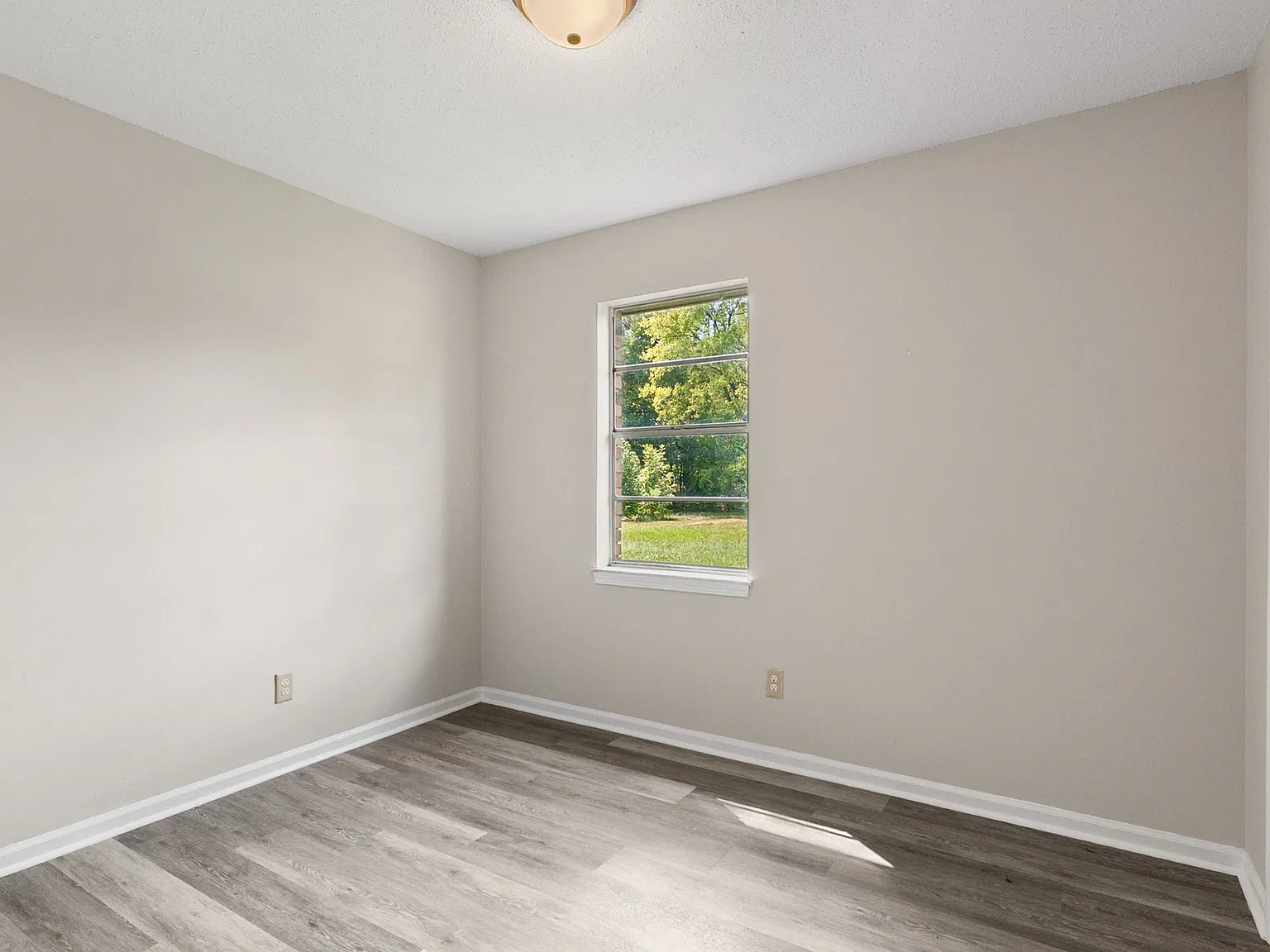 4 bed, 1.0 bath, 1305 sqft, $1,595 — Photo 3