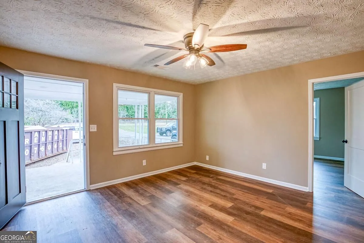 3 bed, 2.0 bath, 1344 sqft, $2,500 — Photo 4