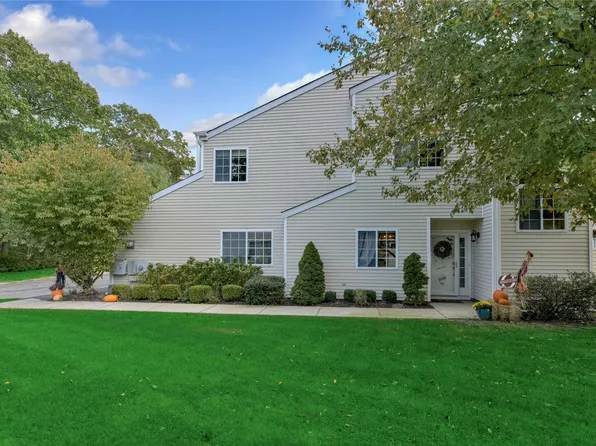 97 Rabbit Run, Manorville, NY 11949