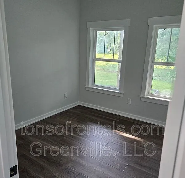 890 Crenshaw St — Photo 15