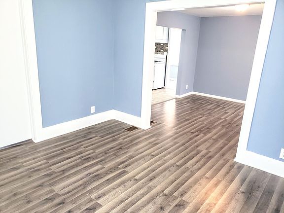 3rd image of 1320 S Broadway Ave