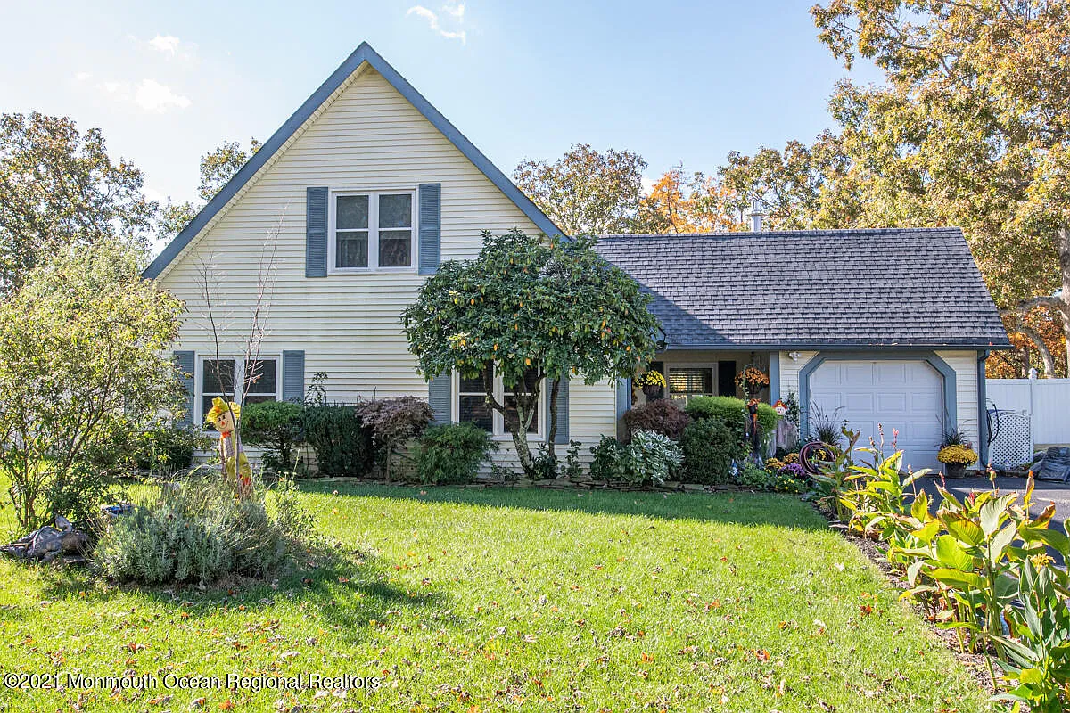 990 Vaughn Ave photo 1