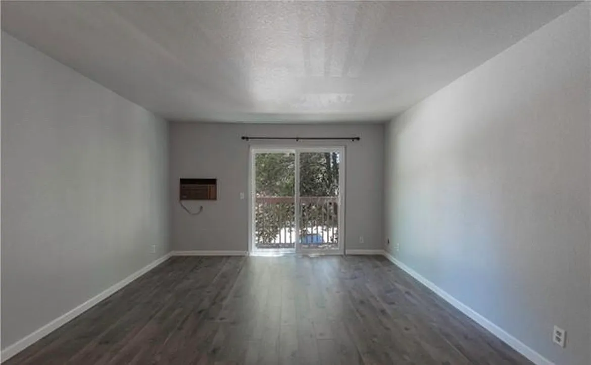 2 bed, 858 sqft, $1,995 — Photo 2
