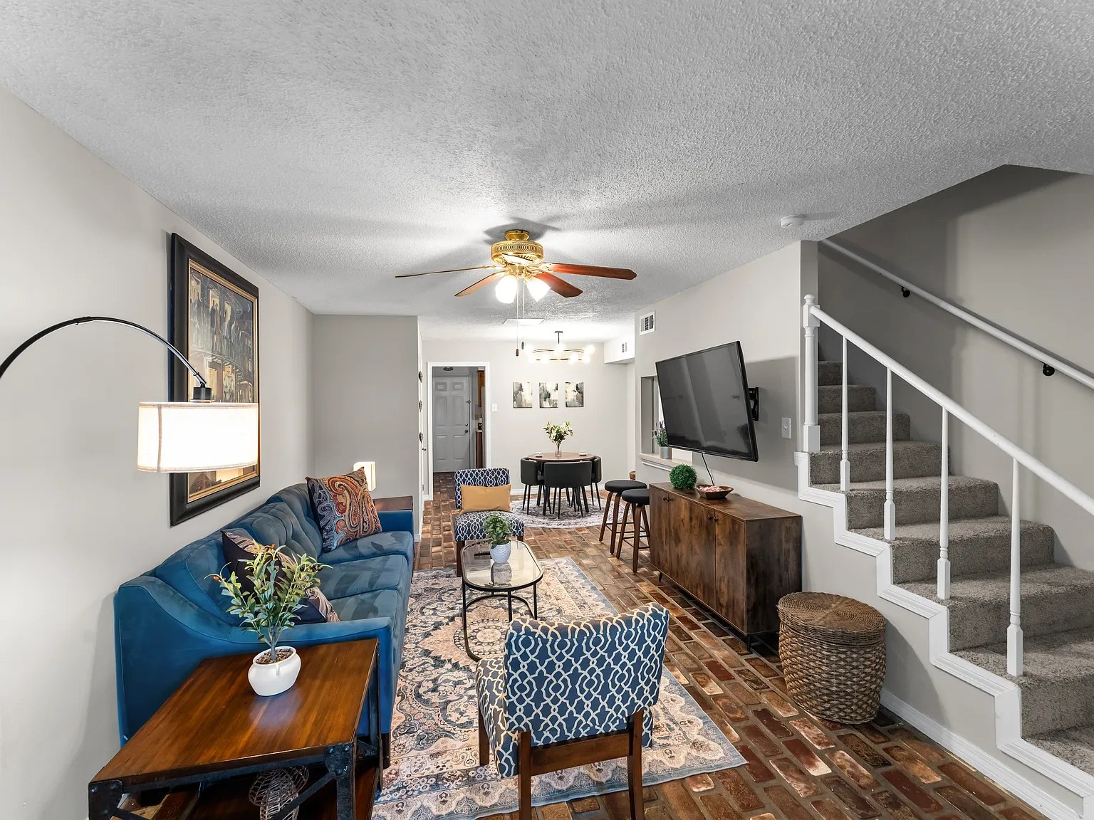 2 bed, 1.5 bath, 1100 sqft, $2,300 — Photo 2