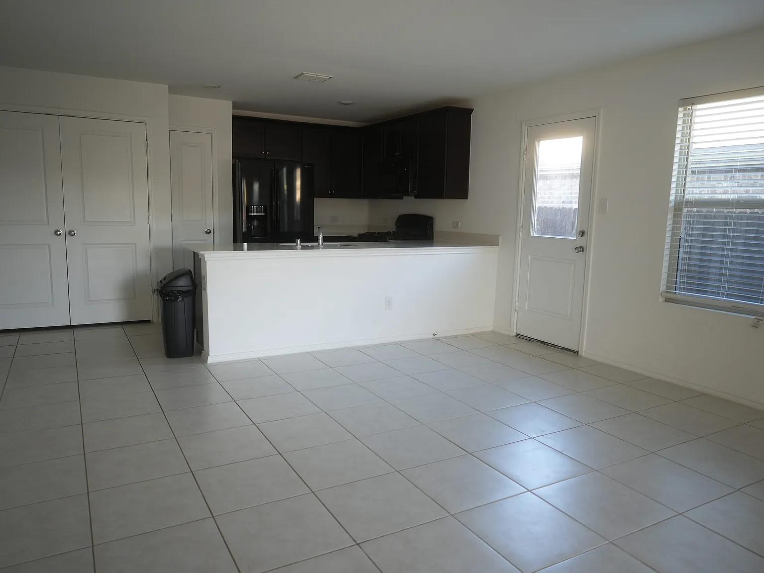 3 bed, 1290 sqft, $1,900 — Photo 2