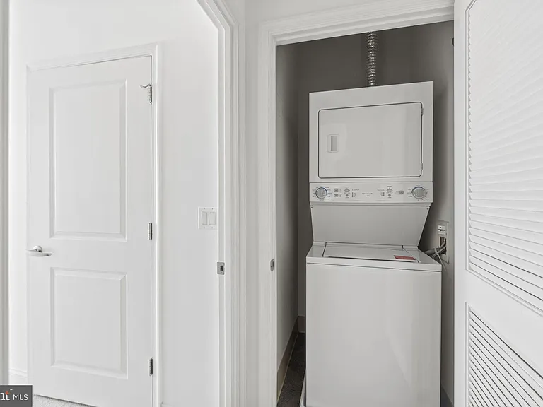 1020 N Highland St #221 — Photo 14