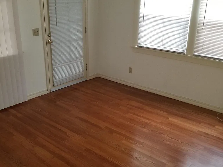 1635 S Burnside Ave — Photo 2